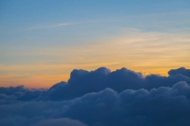 Güzel gökyüzü ve bulutlar gün batımından önce uçakla çekim yaparlar.