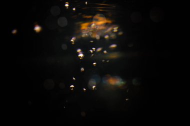 Siyah arkaplanda soyut bulanık bokeh