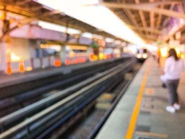 Gün batımından önceki bulanık tren görüntüsü, Bangkok, Tayland 'daki BTS hava treni