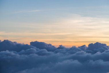 Güzel gökyüzü ve bulutlar gün batımından önce uçakla çekim yaparlar.