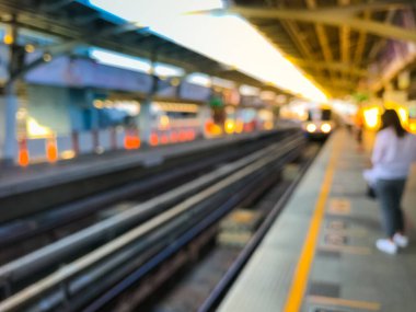 Gün batımından önceki bulanık tren görüntüsü, Bangkok, Tayland 'daki BTS hava treni