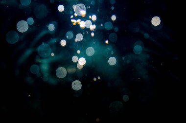 Siyah arka plan üzerinde ışık bokeh bulanıklık