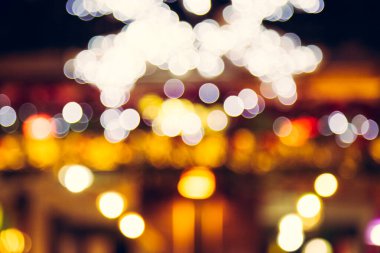 Şehir arka planında gece pazarı ile bulanık