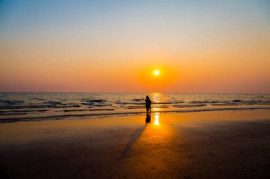 Gün batımından önce sevgilileri ve kumsalı sustur