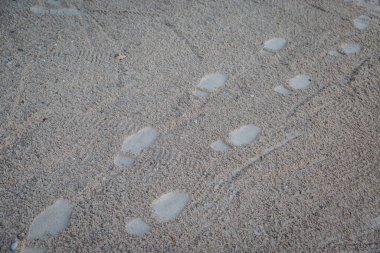 Kumsalda ayak izleri.