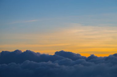 Güzel gökyüzü ve bulutlar gün batımından önce uçakla çekim yaparlar.