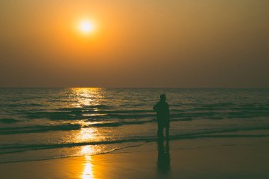 Gün batımından önce sevgilileri ve kumsalı sustur