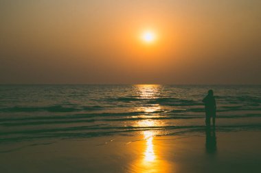 Gün batımından önce sevgilileri ve kumsalı sustur