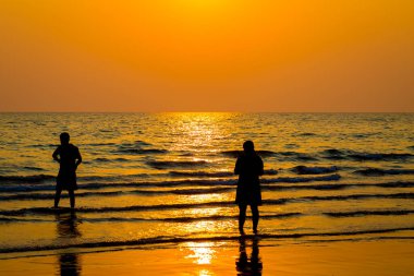 Gün batımından önce sevgilileri ve kumsalı sustur
