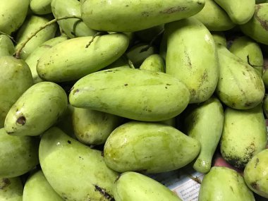 Pazar arka planında yeşil mango