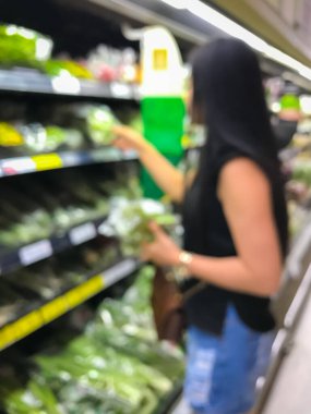 Görünmez kadın yemek bölümünden alışveriş yapıyor.