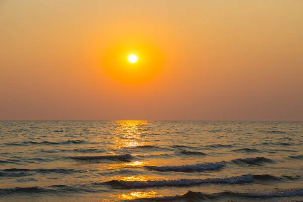 Gün batımından önce gökyüzü ve sahil