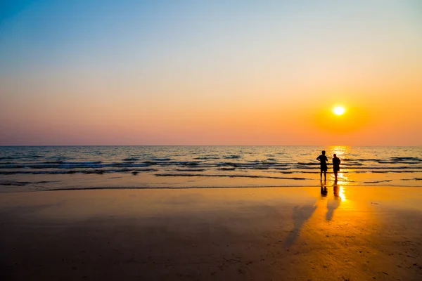 Gli Amanti Del Silenzio Spiaggia Prima Del Tramonto Sfondo — Foto Stock