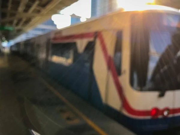 泰国曼谷Bts天窗列车日落前火车站的模糊图像 — 图库照片