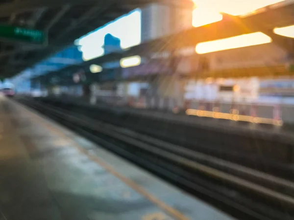 Homályos Kép Vasútállomásról Naplemente Előtt Bts Skytrain Bangkokban Thaiföld — Stock Fotó