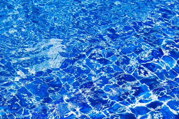 Γαλάζιο Χρώμα Νερού Στην Πισίνα Κυματιστό Φόντο — Φωτογραφία Αρχείου