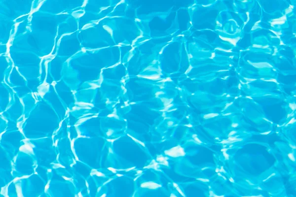 Güneşi yansıtan mavi havuz suyu