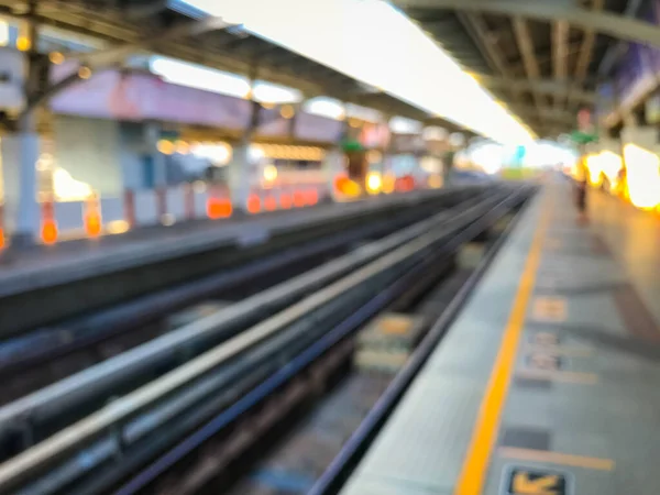 Gün batımından önceki bulanık tren görüntüsü, Bangkok, Tayland 'daki BTS hava treni