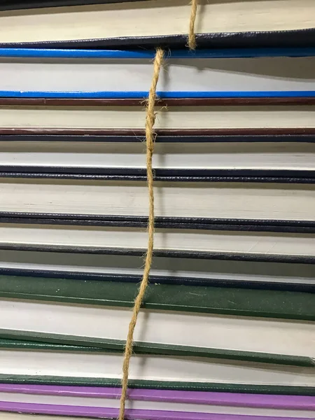 Mucchio Vecchi Libri Con Sfondo Corda — Foto Stock