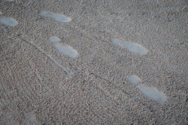 Kumsalda ayak izleri.