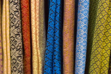 Doğal malzeme dokusundan koparılan eski renkli Tayland ipeği el işi.