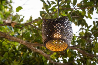 Ağaçtaki tahta lamba, arka planda bokeh.