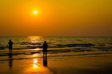 Gün batımından önce sevgilileri ve kumsalı sustur