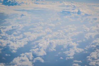 Bulutlu mavi gökyüzü