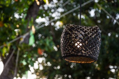 Ağaçtaki tahta lamba, arka planda bokeh.