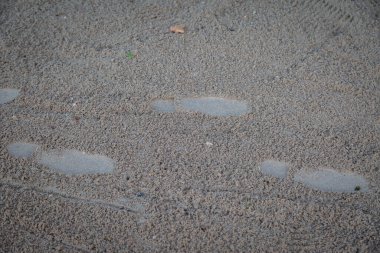 Kumsalda ayak izleri.