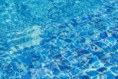 Yüzme havuzundaki mavi renkli su dalgalı arka planda