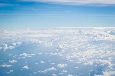 Bulutlu mavi gökyüzü