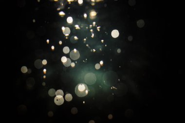 Siyah arkaplanda soyut bulanık bokeh