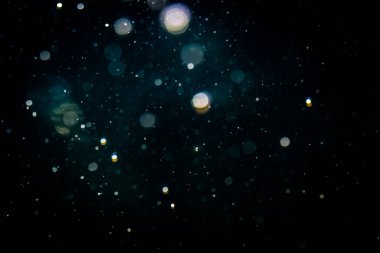 Siyah arka plan üzerinde ışık bokeh bulanıklık