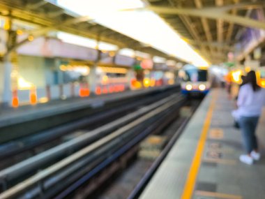 Gün batımından önceki bulanık tren görüntüsü, Bangkok, Tayland 'daki BTS hava treni