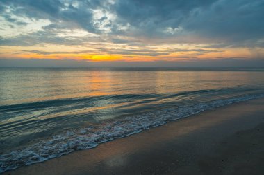 Siluet gün batımı plaj arka planında