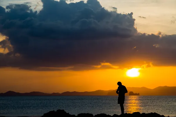 Siluate Lonely Man Beach Sunset Background — Stock Photo, Image