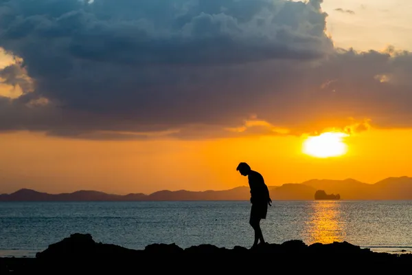 Siluate Lonely Man Beach Sunset Background — Stock Photo, Image