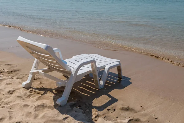 Sedia Spiaggia Sulla Costa Soleggiata Sullo Sfondo Della Spiaggia — Foto Stock