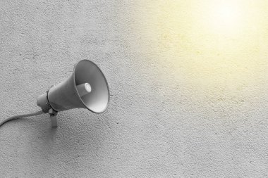 Çimento duvar arka plan üzerinde eski hoparlör