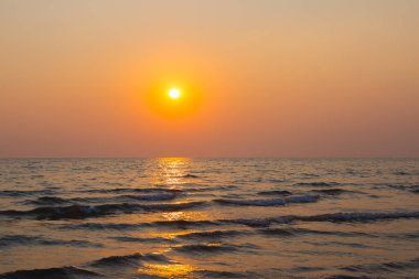 Gün batımından önce gökyüzü ve sahil