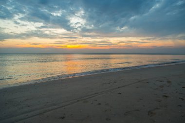 Siluet gün batımı plaj arka planında