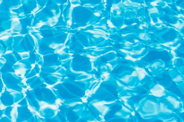 Güneşi yansıtan mavi havuz suyu