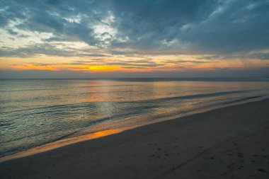 Siluet gün batımı plaj arka planında