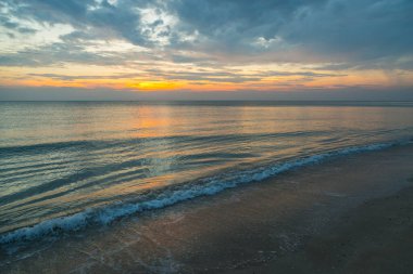 Siluet gün batımı plaj arka planında