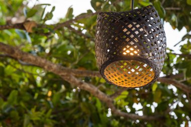 Ağaçtaki tahta lamba, arka planda bokeh.