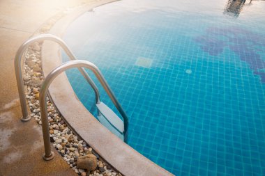 Mavi su arka planlı yüzme havuzu