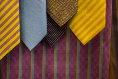 Doğal malzeme dokusundan koparılan eski renkli Tayland ipeği el işi.