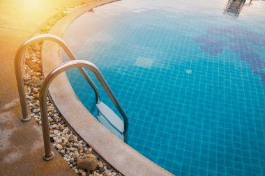 Mavi su arka planlı yüzme havuzu