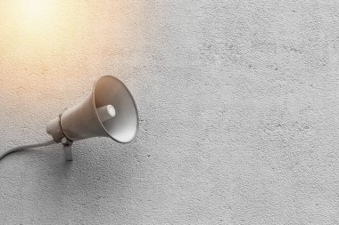 Çimento duvar arka plan üzerinde eski hoparlör